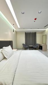 En eller flere senge i et værelse på فندق قمم الصفوه الفندقيه