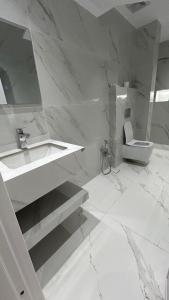 Et badeværelse på فندق قمم الصفوه الفندقيه