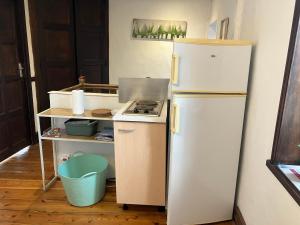 una cucina con un frigorifero bianco e una stufa di Maison Corneille proche de Lille a Hem