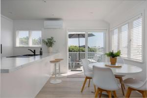 En balkon eller terrasse på Awesome Beach House on Oceanview Road + 21 billeder