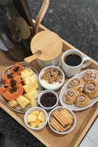 een dienblad met verschillende soorten voedsel op een tafel bij pousada agua viva in Maragogi +9 foto's