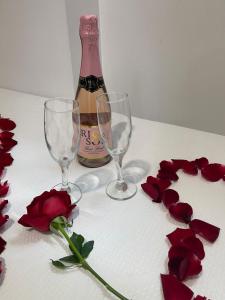 een tafel met twee wijnglazen en een fles champagne bij pousada agua viva in Maragogi