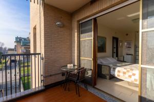 een balkon met een bed en een tafel bij Suite Carpiano in Melegnano +17 foto's