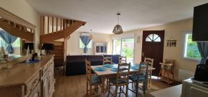 a kitchen and dining room with a table and chairs at Merlimont Spa Gîte Au Gîte des Colibris Merlimont in Merlimont