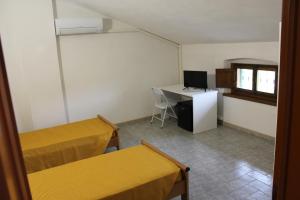 een kamer met een bureau en een computer. bij Casa Victoria in Galleno