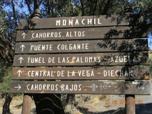 a directional sign in the middle of a trail at Apartamento Granada Monachil II in Monachil