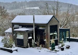 NeuendorfにあるSunset Tiny House GbRの屋根雪小屋