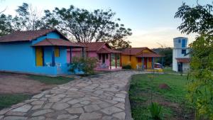 una fila di case colorate in un cortile di Pousada Recanto do Sossego a São Thomé das Letras