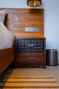 a bedroom with a bed with a wooden headboard at Namara Green Ella in Ella