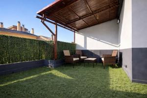 a patio with chairs and a table on a building at San Ambrosio in Granada