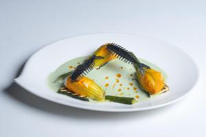 un piatto di cibo su un piatto bianco di Hôtel Beau Rivage Condrieu a Condrieu