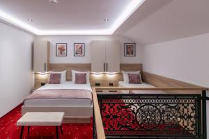 En eller flere senge i et værelse på Royal Crown Apartments