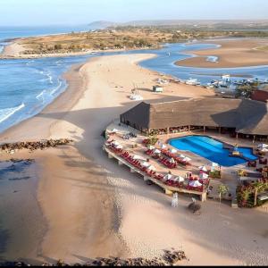 een luchtfoto van een strand met een resort bij Téranga paradis in Somone