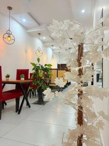 un soggiorno con un albero al centro di una stanza di Hotel The Tulip a Lahore