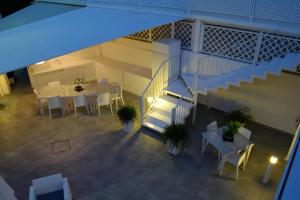 eine Draufsicht auf einen Raum mit einem Tisch und einer Treppe in der Unterkunft Arneo Terra del Sole B&B in Torre Lapillo