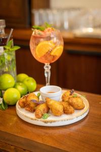 un tavolo con un piatto di cibo e un bicchiere di vino di Hôtel Beau Rivage Condrieu a Condrieu Altre 48 foto
