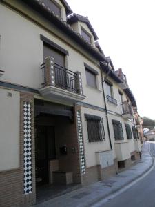 un edificio al lado de una calle en Apartamento Granada Monachil II, en Monachil