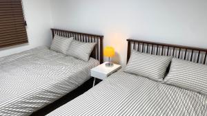 two beds sitting next to each other in a bedroom at 스테이아지트 in Seoul