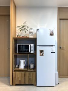 a kitchen with a microwave and a refrigerator at 스테이아지트 in Seoul
