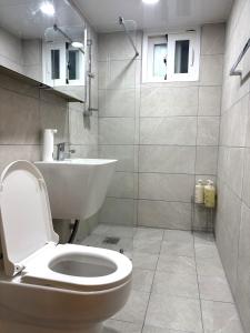 a bathroom with a toilet and a sink at 스테이아지트 in Seoul
