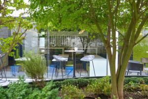 un patio con tavolo e sedie in un giardino di Ibis Budget Madrid Calle 30 a Madrid