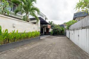 an empty street in front of a building at Aresty 3 Bedroom Villa Canggu in Canggu