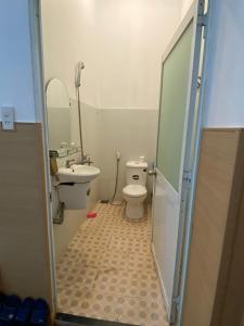 a bathroom with a toilet and a sink at Hotel Sơn Duyên in Ấp Thiện Lập