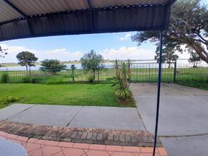 a view of a yard with a fence at Vaaldamhuis in Oranjeville