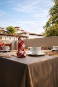 un tavolo con piatti e tazze sopra di Lucky Prince Villa & Ayurveda Wellness ad Aluthgama