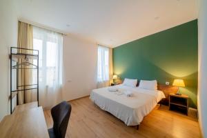 En eller flere senge i et værelse på Hotel & CoWorking