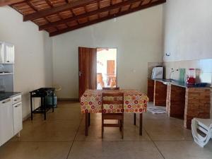 a kitchen with a table in the middle of a room at Recanto 3 Marias in Pirenópolis