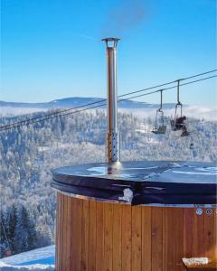 een gondelrit op een skilift in de sneeuw bij Apartamenty na Soszowie, Wisła - widokowe miejsce z Balią & Prywatną Sauną, obok stoku narciarskiego i Bike Parku, dla max 16 osób in Wisła
