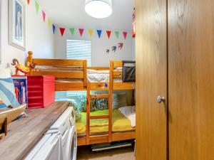 a room with a bunk bed in a room at Valley Lodge - Uk49228 in Gunnislake