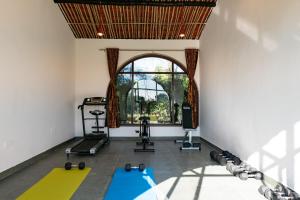 una palestra con diverse cyclette e una finestra di Still River Suites by ELIVAAS a Thūr