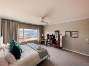 En eller flere senge i et værelse på Superb Location! + 27 billeder