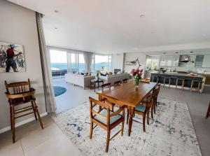 Køkken eller tekøkken på Superb Location!