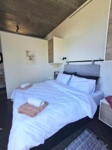 Giường trong phòng chung tại Lakritz A Place of Experience through Art