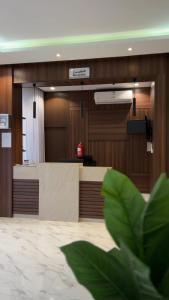 een wachtkamer met een balie in een ziekenhuis bij متسع للشقق المخدومة in Hail