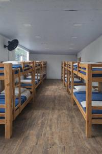 En eller flere senge i et værelse på Hostel Residencial Carvalho