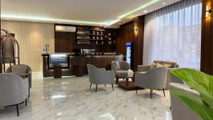 a lobby with chairs and a bar in a hotel at متسع للشقق المخدومة - اقتصادي in Hail