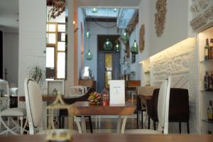 una sala da pranzo con tavoli e sedie in un ristorante di Hotel Madinat a Cordoba Altre 72 foto