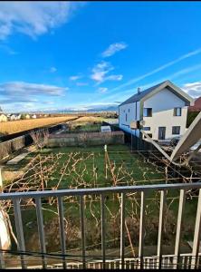 einen Balkon mit Blick auf ein Haus in der Unterkunft Vila Ekooos in Braşov