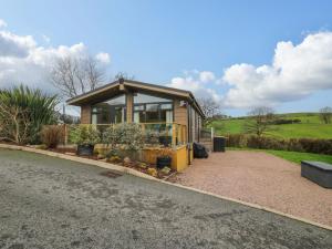 a small house on the side of a road at The Hedgerows - Hillview Lodges in Kidderminster