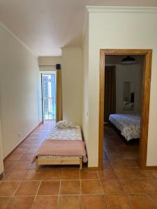 una stanza con specchio e letto in esso di Old Zone Apartment - 1º B a Bicas