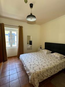 una camera da letto con un letto e una finestra di Old Zone Apartment - 1º B a Bicas