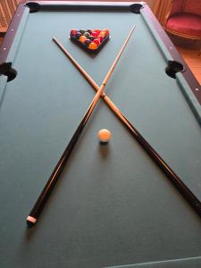 een pooltafel met biljartballen erop bij Solvang in Assens +20 foto's
