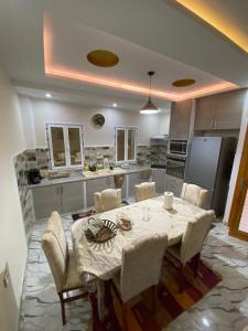a kitchen with a table and chairs in a room at Dar Hamma in Tozeur
