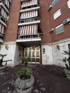 un edificio con un cortile con piante di fronte di Luxury room a Napoli