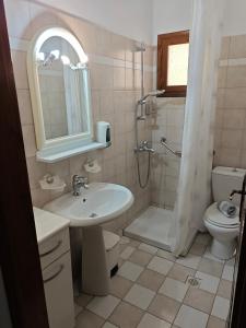 un bagno con lavandino, WC e doccia di Avlonitis Rooms a Párga Altre 52 foto