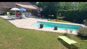 Bazén v ubytování La Huppe nebo v jeho okolí